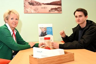 Große Hilfe für Stockcar-Fahrer: Markus aus Geringswalde will den Blutkrebs besiegen - Die Typisierung im Krankenhaus Mittweida war am Dienstag eine Sache von wenigen Minuten: Ute Stahl überwacht hier die Registrierung von Vincent Munz, der in Mittweida studiert.
