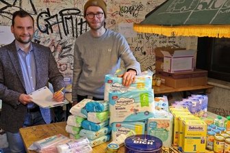 Große Hilfsbereitschaft für Ukrainer: Diakonie reagiert - Andreas Seidel (links) und Tommy Kotzur mit ersten Babyartikeln, die in der Jugendhilfestation H2 in Glauchau abgegeben worden sind.