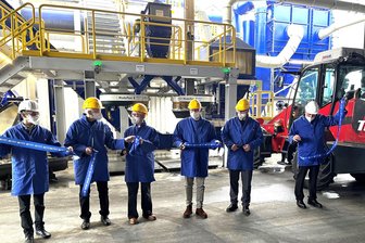 Große Investition sichert der Feinhütte Halsbrücke Wettbewerbsvorteile - Zur Einweihung der Anlage griffen neben den Geschäftsführern auch der Bürgermeister von Halsbrücke, der Wirtschaftsstaatssekretär und Freibergs Oberbürgermeister zur Schere.