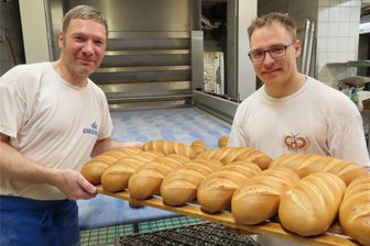 Große Investitionen statt kleiner Brötchen: Werdauer Bäckerei Kunze expandiert - Stefan Lüke (links) und Bäckermeister Marius Zierold am neuen Gasofen der Werdauer Bäckerei Kunz.
