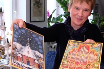 Große Kunst für kleine Adventskalender - Sammlerin Susanna Diener mit zwei Adventskalendern des Freiberger Malers und Grafikers Helmut Rudolph (1906- 1981). Der Künstler gestaltete von 1951 bis 1981 insgesamt 26 Adventskalender mit religiösen Themen für den Wartburg Verlag Max Kessler.