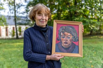 Große Kunst im Erzgebirge: Das Geheimnis einer kleinen Galerie im sächsischen Hinterland - Christina Schönemann mit einem der besonderen Exponate der aktuellen Ausstellung in der Galerie im Pfarrhaus in Jöhstadt: einem Portrait von ihr als 16-Jährige, gemalt von Helmar Bretfeld aus Jöhstadt.