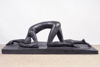 Große Lehmbruch-Ausstellung in der Moritzburg: Von der zerbrechlichen Kostbarkeit des Lebens - Eine der beeindruckendsten und bekanntesten Arbeiten Wilhelm Lehmbrucks in der Hallenser Ausstellung: „Der Gestürzte“, eine mit Graphit schwarz patinierte Bronze aus dem Jahr 1915.