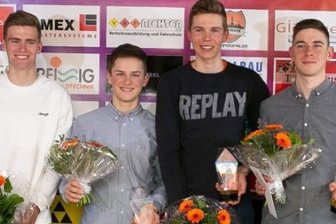 Große Leistungen aus dem kleinen Venusberg - Nach den Erfolgen vereint, von links: Drebachs Bürgermeister Jens Haustein, die Radsport-Medaillengewinner Moritz Kretschy, Colin Rudolph, Toni Albrecht, Oliver Spitzer, Pepe Albrecht sowie der Vorsitzende und Trainer des RSV Venusberg, Klaus Fischer. In Aurichs Hof in Venusberg gab es genügend Anlass, um Geschenke zu verteilen. 