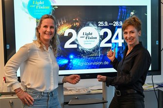 Große Lichtkunst in Chemnitz: Was die Macherinnen von Light our Vision 2024 planen - Kündigen an, was vom 25. bis 28. September 2024 beim nächsten Lichtfestival Light our Vision unter welchen Bedingungen läuft: Linda Hüttner (links) und Lotte Claudia Fischer vom Verein Baukultur für Chemnitz.