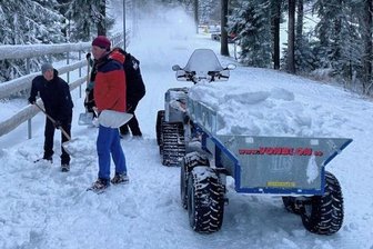 Große Mühen für kleine Athleten - ... 62 Helfer aus verschiedenen Vereinen haben danach mit einem Schaufeleinsatz die Schneereste aus dem Wald für die anstehenden Wettbewerbe gerettet und an die richtigen Stellen gekarrt. Hilfsbereit waren unter anderem Daniel und René Hermann vom PSV Schwarzenberg.