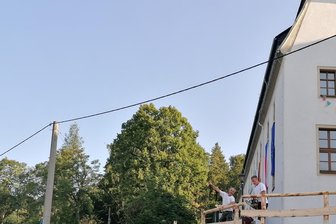 Große Party im zweiten Anlauf: Warum dieses Dorf- und Heimatfest im Erzgebirge etwas besonderes ist - Bauhofmitarbeiter Silvio Neubert und Oliver Jahn bei letzten Arbeiten am Ritterlager.