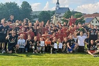 Große Party in Wechselburg: Fußballer des TSV Medizin und des SSV Königshain-Wiederau feiern Staffel- und Pokalsiege - Große Party mit vier Siegerteams: Nachdem die D-Junioren und die 2. Männermannschaft der SpG Königshain-Wiederau/Wechselburg bereits als Staffelsieger feststanden, zog am Samstag die "Erste" nach und steigt in die Mittelsachsenliga auf. Den Tag perfekt machten danach die A-Junioren mit ihrem 2:0-Erfolg im Pokalfinale gegen den VfB Saxonia Halsbrücke. Silvio Dost (v. r.), Trainer des Männerteams, gab auch bei der Siegerfeier den Takt vor.