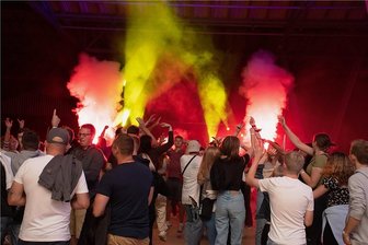 Große Partystimmung bei der ersten Summer Clubbing Night im Oelsnitzer Freibad Elstergarten im Vogtland - Rund 450 Besucher kamen am Samstag zur ersten Summer Clubbing Night ins Oelsnitzer Freibad.