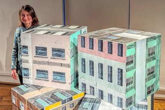 Große Pläne einer kleinen Galerie in Glauchau - Katarzyna Zierold, Leiterin der Galerie Art Gluchowe in Schloss Forderglauchau, in der aktuellen Ausstellung mit Arbeiten von Anja Warzecha.