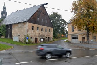 Große Pläne für Helbigsdorfs Ortsmitte - Das Helbigsdorfer Ortszentrum mit dem sanierten Alten Gasthof, der Kirche und einer maroden Scheune soll in den nächsten Jahren neu gestaltet werden.