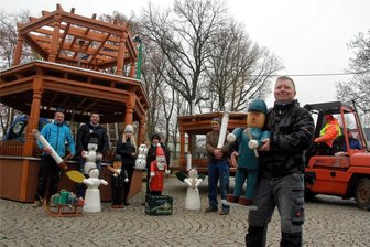 Große Pyramide schmückt Elsterberger Ortsteil Kleingera - Noch rechtzeitig vor dem Wintereinbruch konnte die Pyramide in Kleingera aufgebaut werden.