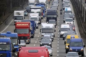 Große Reisewelle: Dichter Verkehr über Pfingsten erwartet -
