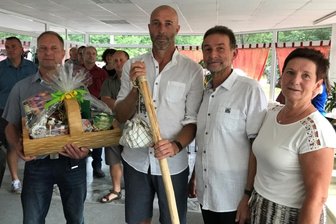 Große Runde zum Abschied von Neuhausens Bürgermeister - Geschenke und gute Wünsche für den Ruhestand: Peter Haustein (2. v. r.) und seine Frau Petra mit Maik Springer vom Festkomitee Cämmerswalde (Mitte) und Bernd Göhler, Verantwortlicher des Neuhausener Bauhofs, während der Verabschiedung.