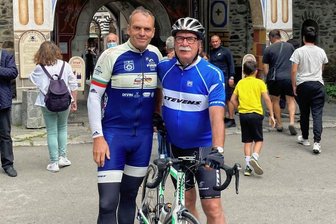 Große Sache an der Hohen Esse - Olympiasieger und Hobbyradler: Olaf Ludwig (l.) und Hartmut Kern, hier bei einer Tour in Bulgarien. 