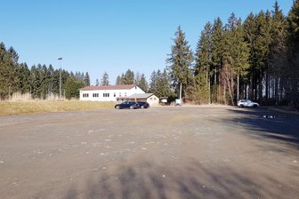 Große Sause: Fußballer helfen in Auerbacher Ortsteil bei Rückkehr zu alter Tradition - Wenn zu Pfingsten auf dem Parkplatz der Bär steppt, müssen Fahrzeuge anderswo stehen.
