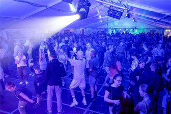 Große Sause im großen Festzelt: Callenberger tanzen zum Jubiläum - Ein so großes Festzelt hat Callenberg selten gesehen: Am Samstagabend tanzten die Besucher zu Musiek von „Herr Schmitt und Ich".