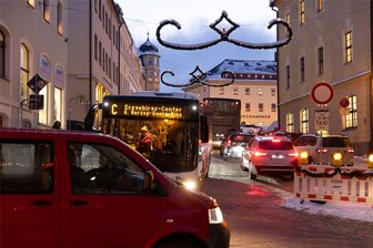 Große Schneemengen in der Innenstadt: Annaberg plant Beräumung am Abend - Die großen Schneemengen der vergangenen Tage, aber auch die Sperrung des Marktbereichs sorgen im Zentrum von Annaberg-Buchholz zum Teil für Behinderungen.
