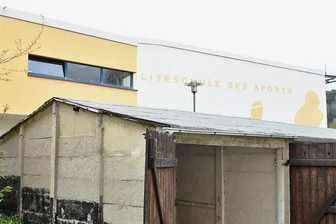 Große Schritte auf dem Weg zum Sportcampus Klingenthal - Für die anstehende Erweiterung der Dreifelder-Sporthalle am Schulzentrum auf dem Klingenthaler Amtsberg müssen Garagen am Wohnhaus Amtsberg 18 (Foto) weichen.