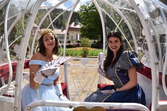 Große Show zur Equipage in Bad Elster: Prinzessinnen, Postkutschenüberfall und ein echter Schreckmoment - Zur Equipage schlüpften die Teilnehmer in viele Kostüme. Auch das Märchen Cinderella wurde nachgestellt.