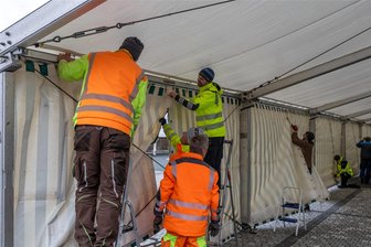 Große Silvestersause in Auerbach nimmt Gestalt an - Das Zelt steht mittlerweile. Der Rest folgt bald.