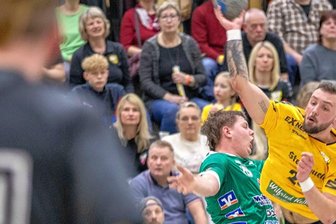 Große Spannung bleibt aus - Oberlosas Franz Schauer (am Ball) setzt sich hier im Heimspiel am Samstag gegen Til Scherer vom HSV Bad Blankenburg durch. Bis auf eine kurze Phase, in der sich beim SV 04 ein Schlendrian einschlich, ging die Partie ziemlich deutlich an die Gastgeber. 