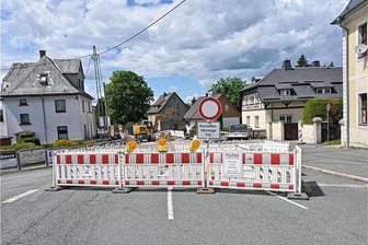 Große Sperrung in Stützengrün verschiebt sich um eine Woche - Am Patrizierhaus in Stützengrün geht es auf der B 169 nicht weiter,  aber die Kreuzung in Richtung Weihnachtsland ist noch offen.