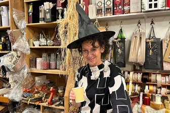 Große Verlosung nach der Halloween-Einkaufsnacht in Reichenbach - Ines Wetzel im „Flaschengeist“, einem der 33 an der Einkaufsnacht beteiligten Geschäfte.