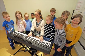 Große Vorfreude am Dom in Freiberg: Kleine Sänger treten gemeinsam mit Thomaner-Nachwuchs auf - Gemeinsam mit Chorleiterin Louisa-Marie Möbius freuen sich die Kinder der Vorkurrende des Doms in Freiberg auf ihr Konzert mit dem Thomaner-Nachwuchs.