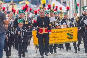Große Vorfreude auf das Steigerlied - Es wird noch nicht sein wie vor Corona - wie 2019 beim Bergstreittag in Schneeberg (Foto). Doch Ensembles wie das Musikkorps der Bergstadt Schneeberg - das Landesbergmusikkorps Sachsen - sollen endlich wieder proben dürfen. Acht Monate lang mussten sie darauf warten.