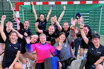 Große Vorfreude weicht noch größerem Jubel - Jubel beim SV Motor Meerane: Die Mannschaft gewann in der 2. Bundesliga verdient beim SC Charlottenburg mit 3:2. 