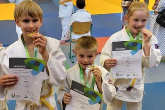 Große Wettkämpfe bei Klein-Olympia - Gelächelt: Theo Gyra, Philipp Arnold, Niklas Schneider und Katja Pierrel (von links nach rechts) ist die Freude über ihr erfolgreiches Abschneiden anzusehen. Sie gehörten am Samstag bei den Judo-Wettkämpfen in Plauen zu den insgesamt zehn Medaillengewinnern des BSV Adorf. Der PSV Plauen freute sich als Ausrichter über insgesamt 180 Teilnehmer, zu denen auch Gäste aus Hof gehörten, und eine sehr gut gefüllte Halle. 