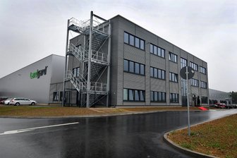 Großeinsatz am Berbersdorfer Gewerbegebiet wegen Ammoniakdampf - Auf dem Gelände des erst vor wenigen Wochen eingeweihten Landgard-Logistikzentrums im Gewerbegebiet Berbersdorf (Mittelsachsen) waren am frühen Donnerstagmorgen die Feuerwehr Striegistal sowie der Gefahrgutzug des Landkreises im Einsatz.