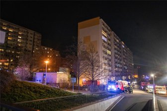 Großeinsatz an Plauener Hochhaus: Feuerwehr steht vor Rätsel - An der Tischendorfstraße in Plauen gab es am Dienstagabend einen Großeinsatz von Feuerwehr und Rettungskräften.