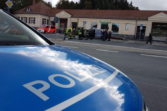 Großeinsatz auf Plauener Hauptfriedhof beendet: Gefundener Stoff ist ungefährlich - Die Umgebung des Friedhofs und die Kleinfriesener Straße waren voll gesperrt.