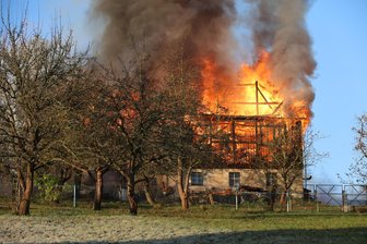 Großeinsatz bei Scheunenbrand im Erzgebirge: Zwei Feuerwehrleute verletzt, Spendenaktion für Familie - Beim Eintreffen der Rettungskräfte stand die Scheune lichterloh in Flammen.