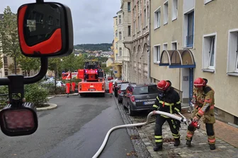 Großeinsatz bei Wohnungsbrand im Plauener Zentrum: Eine Person über Balkon gerettet - Über 30 Kameraden der Plauener Berufsfeuerwehr und der Freiwilligen Feuerwehr Stadtmitte stemmten den Einsatz an der Kaiserstraße.