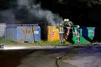 Großeinsatz der Feuerwehr auf Campingplatz Gunzenberg an der Talsperre Pöhl - Kurz nach Mitternacht geriet am Montag  ein auf einem Campingplatz Gunzenberg abgestellter Müllcontainer in Brand. Ursache war laut Polizei ein darin entsorgter Einweggrill, dessen Glut nicht ordnungsgemäß gelöscht wurde. Am Container entstand ein Sachschaden in Höhe von rund 150 Euro.