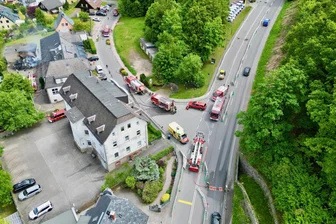 Großeinsatz der Feuerwehr im Erzgebirge bei Brand - Bundesstraße kurzzeitig voll gesperrt - Mehr als 40 Feuerwehrleute sind am Dienstag an die Markus-Semmler-Straße in Bad Schlema ausgerückt.