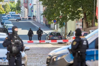 Großeinsatz der Polizei in Plauen: Minderjährige Person soll „schwere staatsgefährdende Gewalttat“ vorbereitet haben - Maskierte Polizisten sperrten die Moritzstraße in Plauen ab.