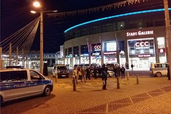 Großeinsatz der Polizei in Plauen - Nach dem massiven Einsatz der Polizei hatte sich die Situation auf dem Plauener Postplatz gegen 19.30 Uhr wieder beruhigt. Zuvor standen sich dort rund 200 Menschen, überwiegend Ausländer, gegenüber.