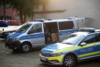 Großeinsatz der Polizei in Zwickau: Mann verschanzt sich in seiner Wohnung und droht mit Machete - Eine Ruhestörung entwickelte sich zu einem Großeinsatz von Polizei und SEK.