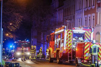 Großeinsatz für Feuerwehr und Rettungsdienst in Meerane: Familie mit Kleinkind erlebt bange Minuten auf Balkon einer Dachgeschosswohnung - Der Einsatz an der Rudolf-Breitscheid-Straße in Meerane hat rund drei Stunden gedauert.