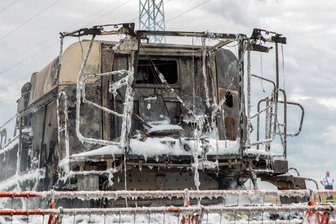 Großeinsatz für Feuerwehren: Mähdrescher gerät bei Erntearbeiten in Brand - Ein Mähdrescher hat bei Erntearbeiten am Freitagnachmittag in Thermalbad Wiesenbad Feuer gefangen.