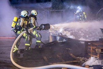 Großeinsatz im Erzgebirge: Es war Brandstiftung - Von zwei Seiten und mit drei Angriffstrupps gelang es den Einsatzkräften, den Brand in Ehrenfriedersdorf unter Kontrolle zu bringen.