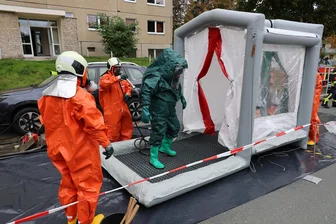 Großeinsatz im Erzgebirge: Hochgiftige Chemikalie löst ABC-Alarm in Wohngebiet aus - ABC-Einsatz in Aue: Zum Schutz wurden die Rettungskräfte nach dem Einsatz dekontaminiert.
