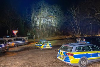 Großeinsatz im Erzgebirge: Polizei durchsucht ehemalige Reichsbürger-Villa - Ein Großaufgebot der Polizei durchsuchte am Mittwochabend das Anwesen.