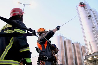 Großeinsatz im Gewerbegebiet Neuensalz: Gemeinsame Übung der Feuerwehren aus Neuensalz und Plauen bei PET-Recyclingfirma - Aus 25 Meter Höhe mussten die Kameraden eine verletzte Person in Form einer Puppe abseilen.