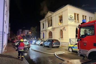 Großeinsatz im Parkhotel Plauen: Fünf Gäste mit Rauchvergiftung – Polizei ermittelt möglichen Zusammenhang zu weiterem Brand - Eine Stunde lang bekämpfte die Feuerwehr in der Nacht zu Donnerstag einen Brand, der in einem der Hotelzimmer des Parkhotels Plauen ausgebrochen war.