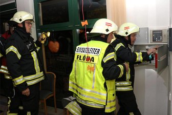 Großeinsatz in der Seniorenresidenz „Villa von Einsidel“ für die Feuerwehren Flöha und Falkenau - Die Einsatzkräfte mussten sich zunächst am Feuerwehrbedienfeld im Eingangsbereich der „Villa von Einsidel“ einen ersten Überblick verschaffen.